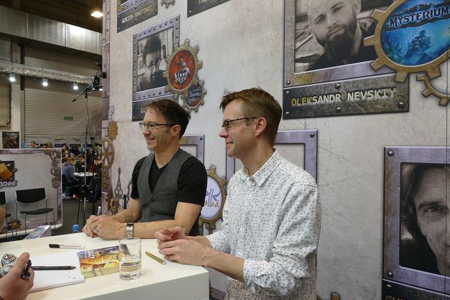 Internationalen Spieltage SPIEL 2016: Rob Daviau (links) und Matt Leacock bei der Signierstunde am Stand mit ihrem Spiel
